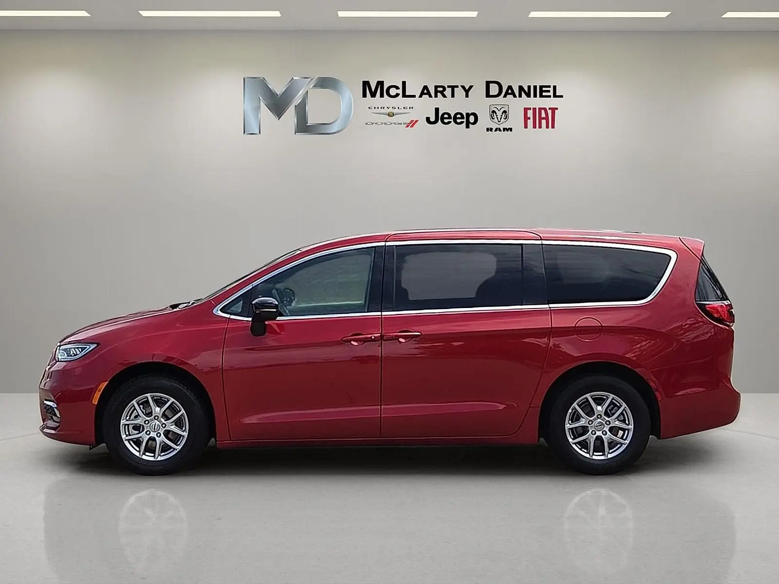 2025 Chrysler Pacifica Select photo 3