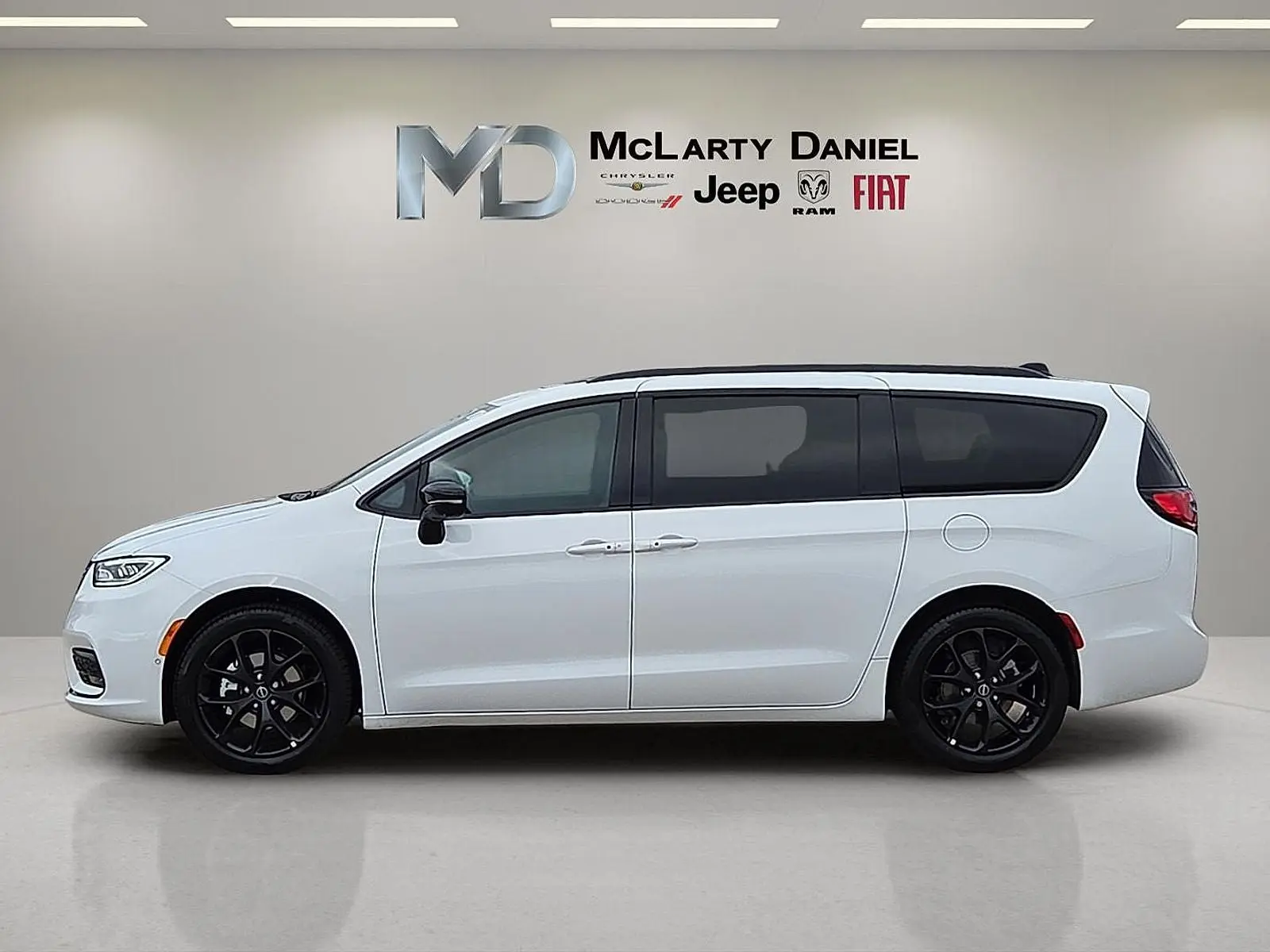 2026 Chrysler Pacifica Select photo 3