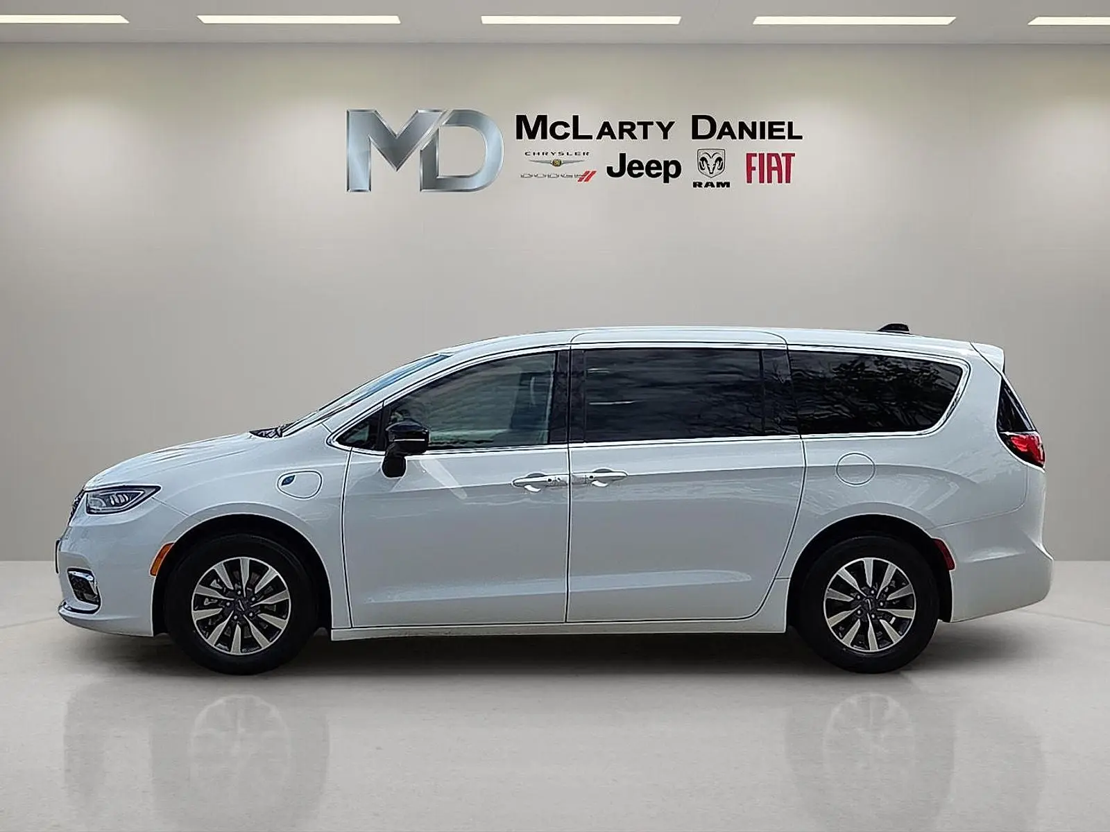 2024 Chrysler Pacifica Hybrid Select PHEV photo 3