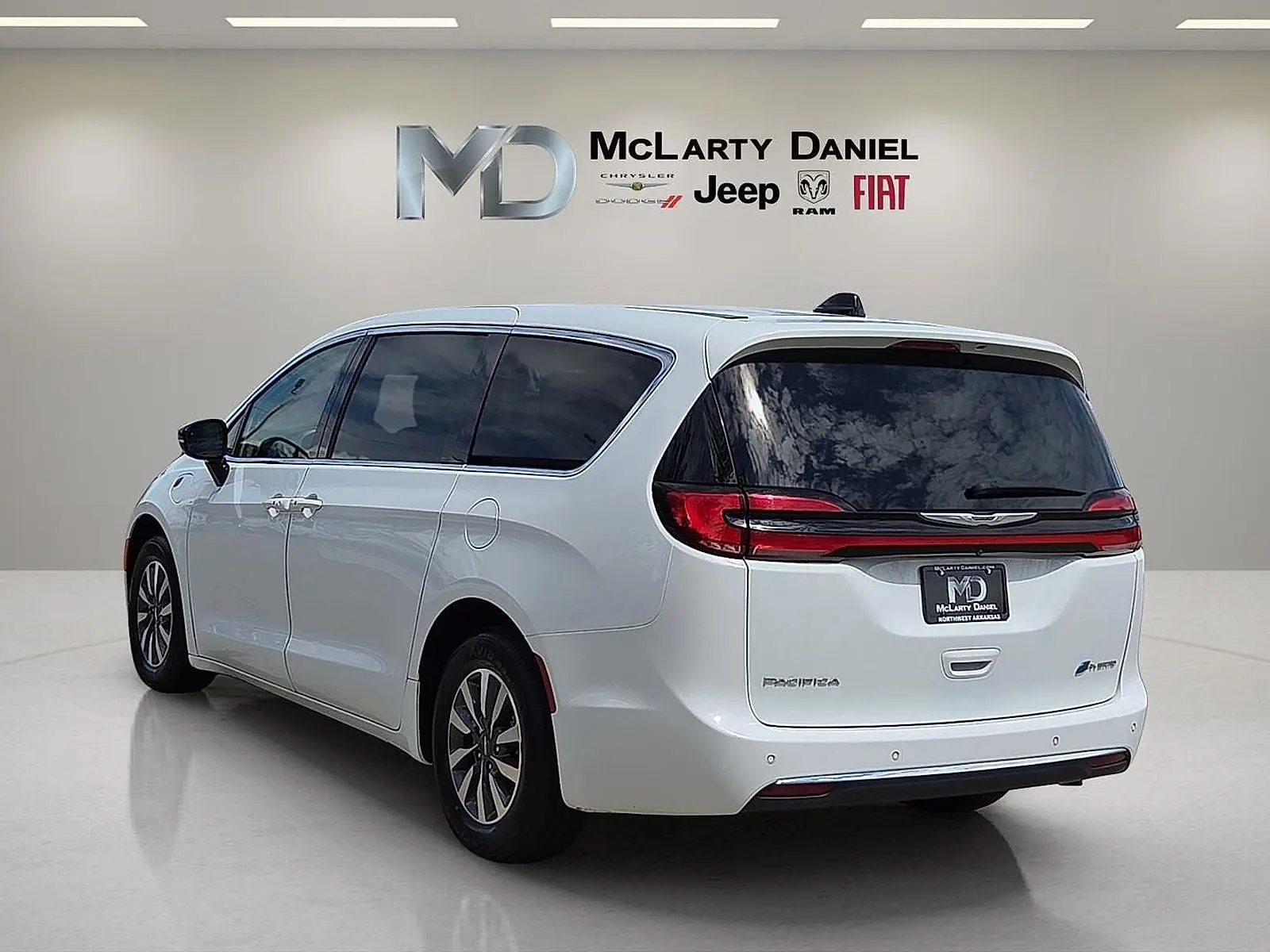 2024 Chrysler Pacifica Hybrid Select PHEV photo 4