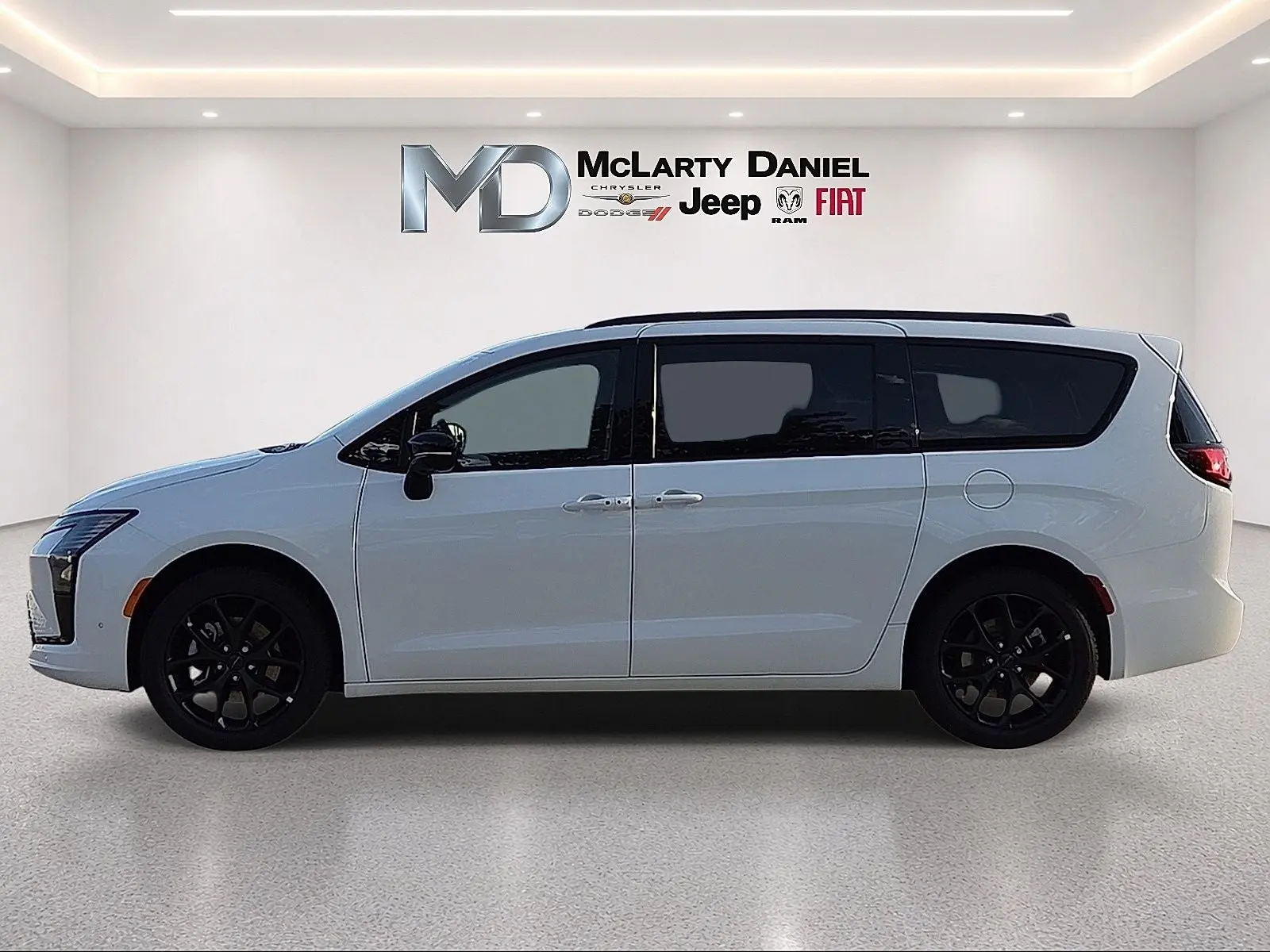 2027 Chrysler Pacifica Limited AWD photo 3