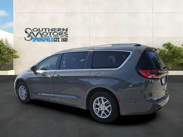 2025 Chrysler Pacifica Select photo 3