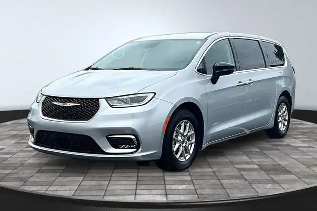 2024 Chrysler Pacifica Touring L's photo