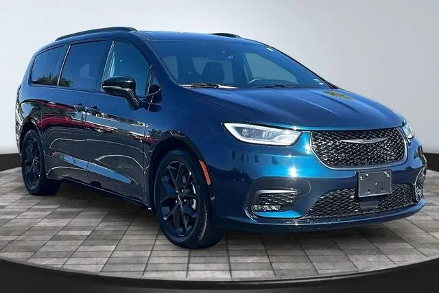2025 Chrysler Pacifica Limited photo 3