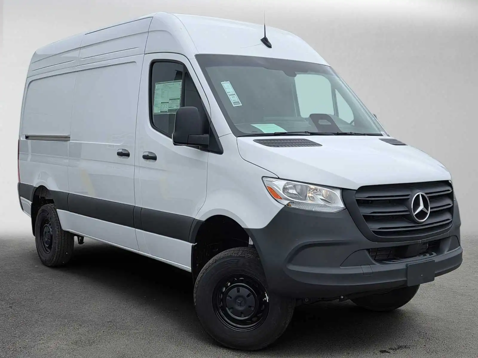 2025 Mercedes-Benz Sprinter 2500 144 WB HO Standard Roof 4x4's photo