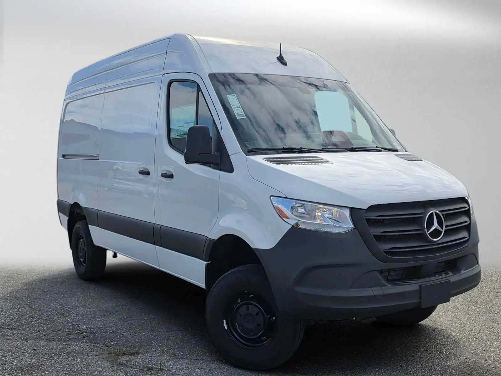 2025 Mercedes-Benz Sprinter 2500 144 WB HO Standard Roof 4x4's photo
