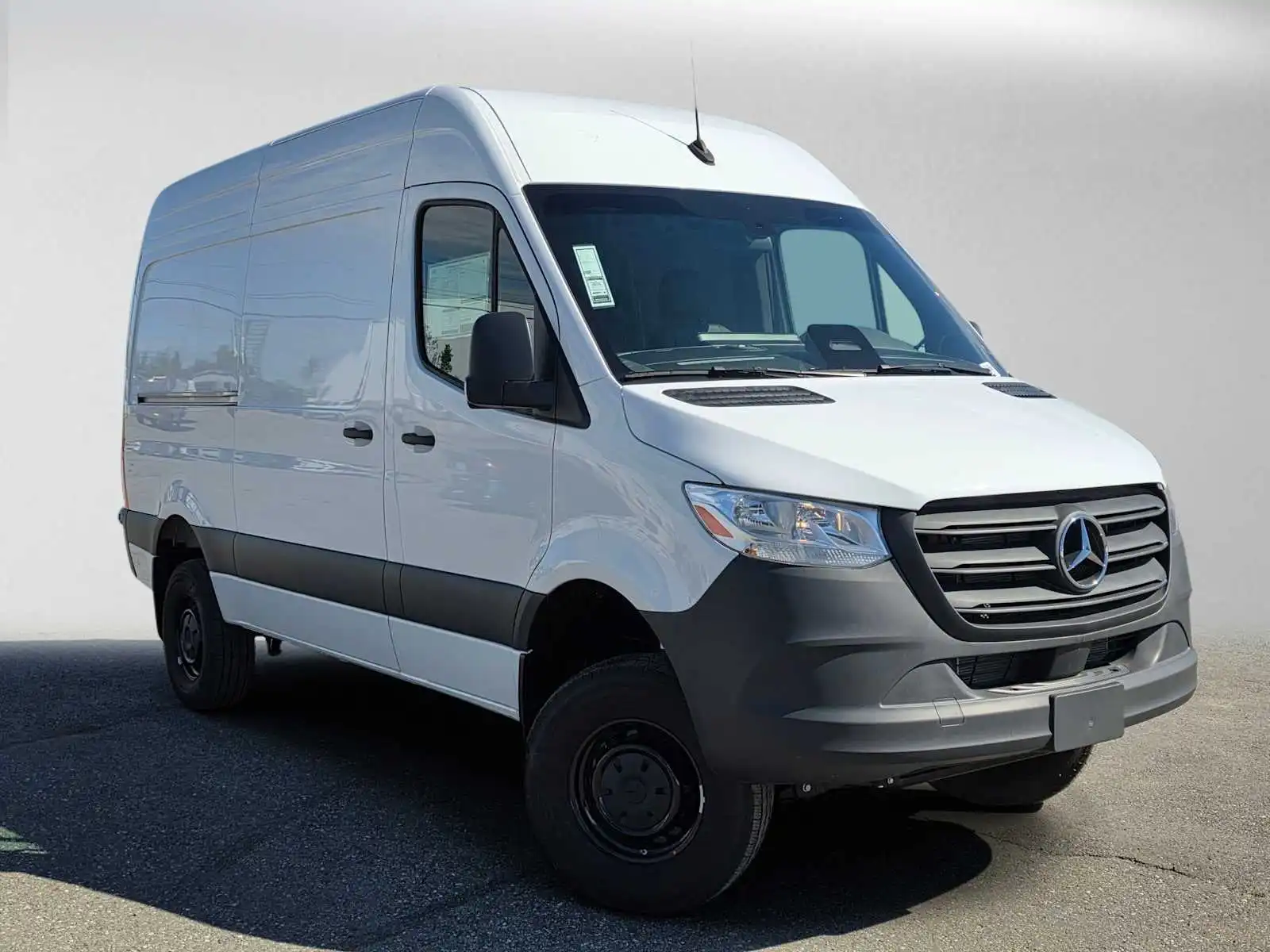2025 Mercedes-Benz Sprinter 2500 144 WB HO Standard Roof 4x4's photo