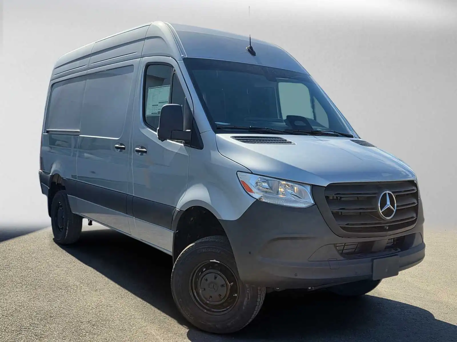 2025 Mercedes-Benz Sprinter 2500 144 WB HO Standard Roof 4x4's photo