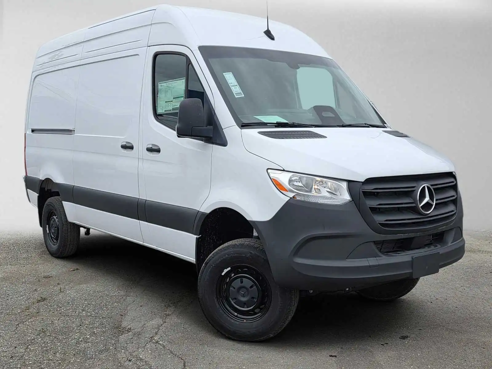 2025 Mercedes-Benz Sprinter 2500 144 WB HO Standard Roof 4x4's photo