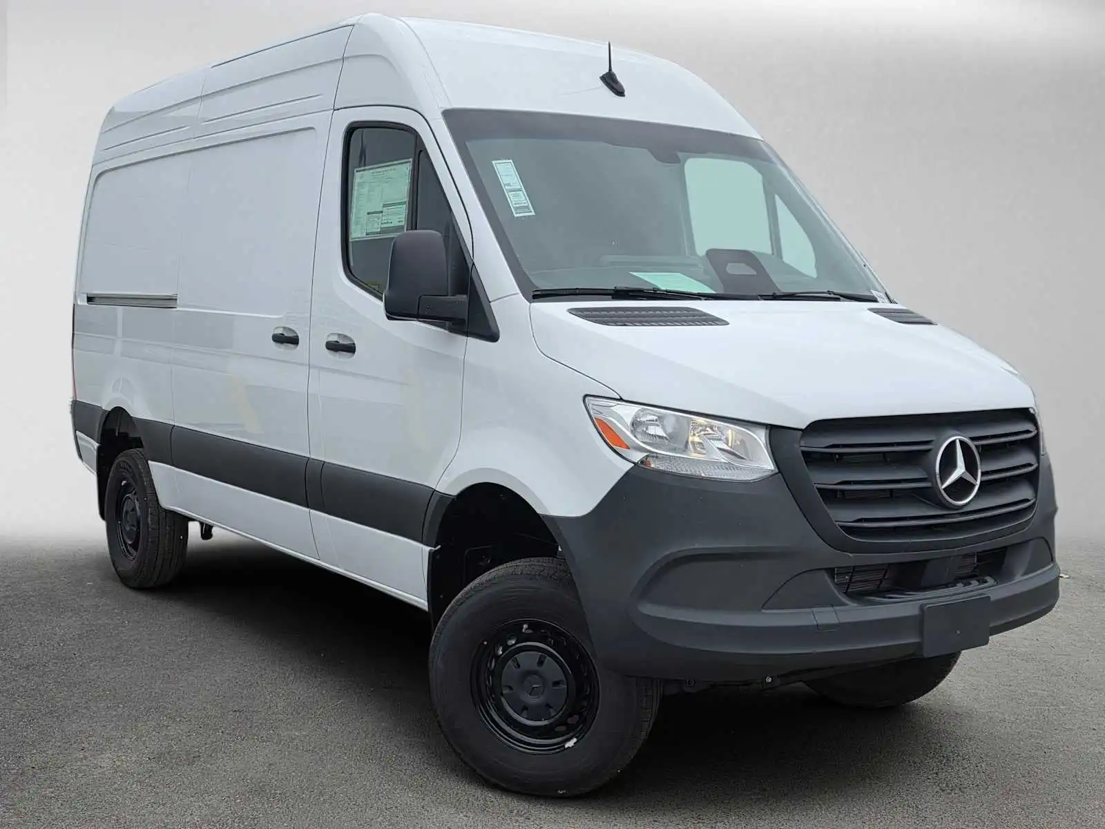 2025 Mercedes-Benz Sprinter 2500 144 WB HO Standard Roof 4x4's photo