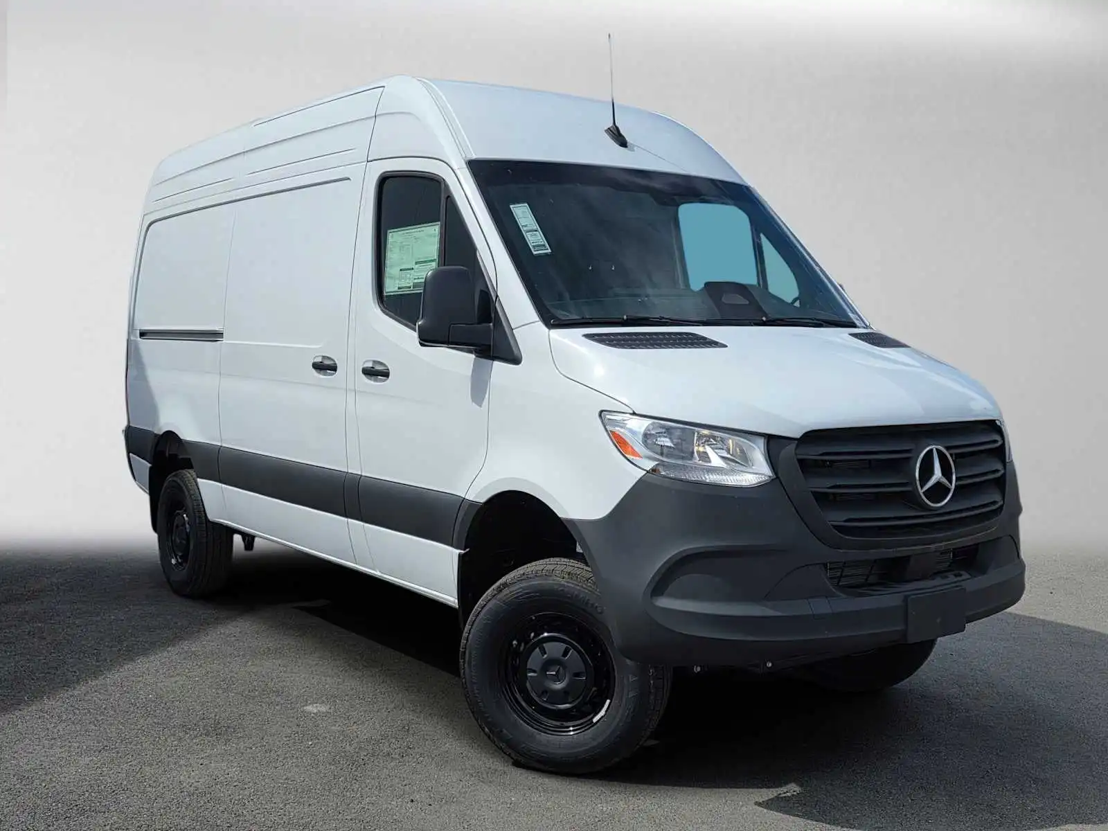 2025 Mercedes-Benz Sprinter 2500 144 WB HO Standard Roof 4x4's photo