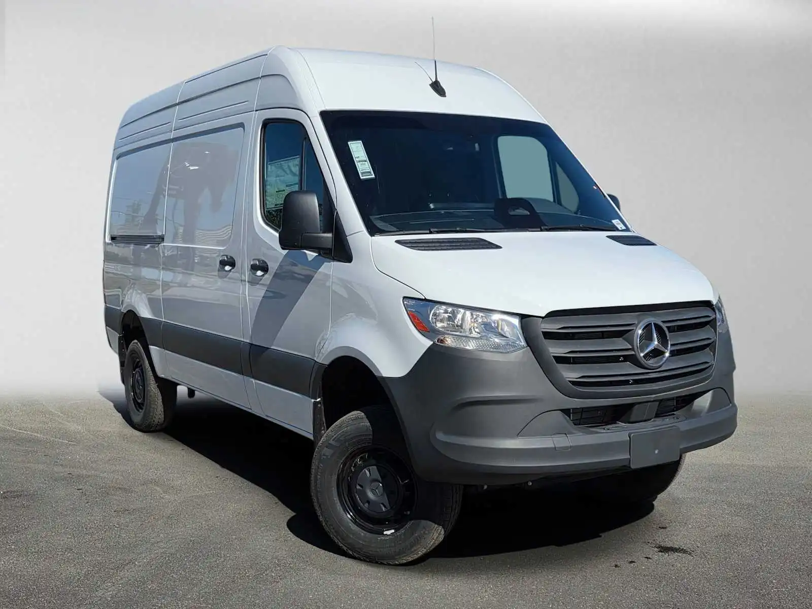 2025 Mercedes-Benz Sprinter 2500 144 WB HO Standard Roof 4x4's photo
