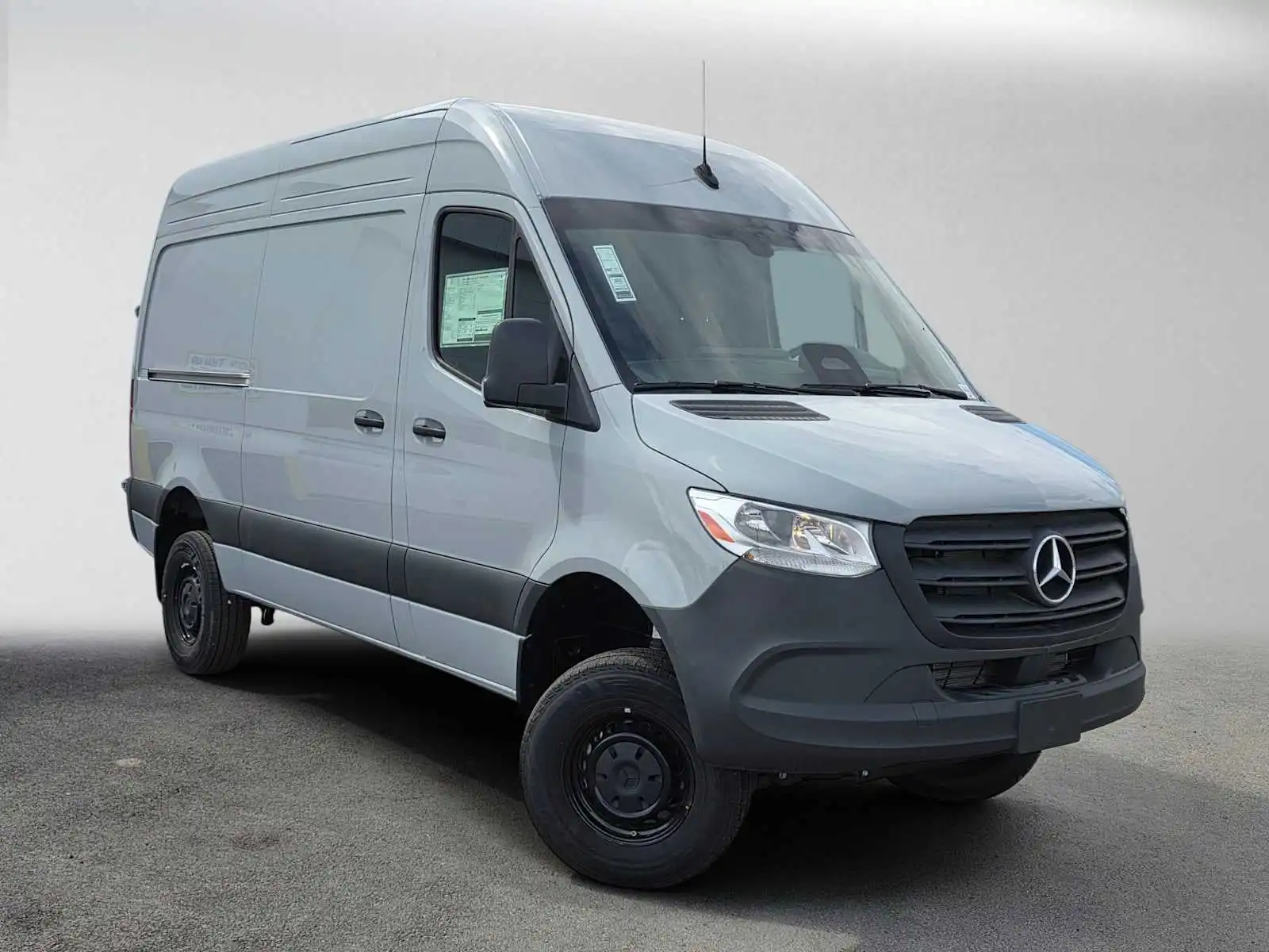2025 Mercedes-Benz Sprinter 2500 144 WB HO Standard Roof 4x4's photo