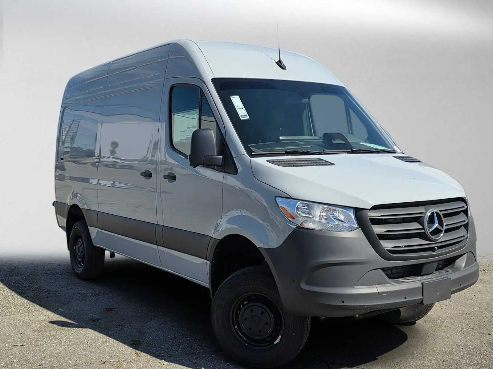 2025 Mercedes-Benz Sprinter 2500 144 WB HO Standard Roof 4x4's photo