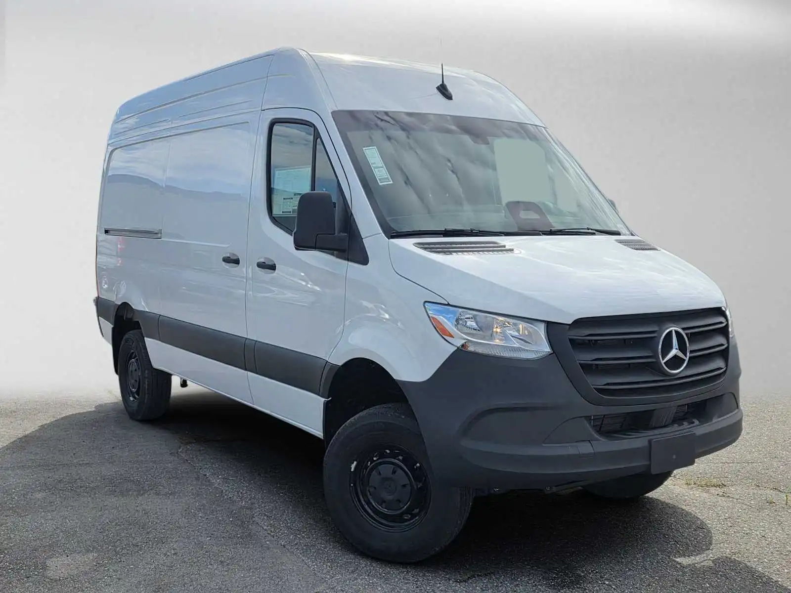 2025 Mercedes-Benz Sprinter 2500 144 WB HO Standard Roof 4x4's photo