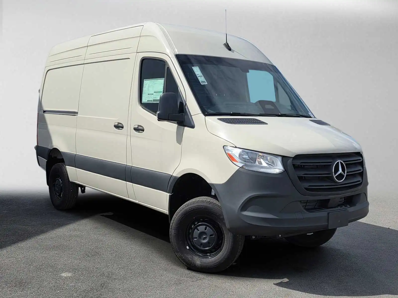 2025 Mercedes-Benz Sprinter 2500 144 WB HO Standard Roof 4x4's photo