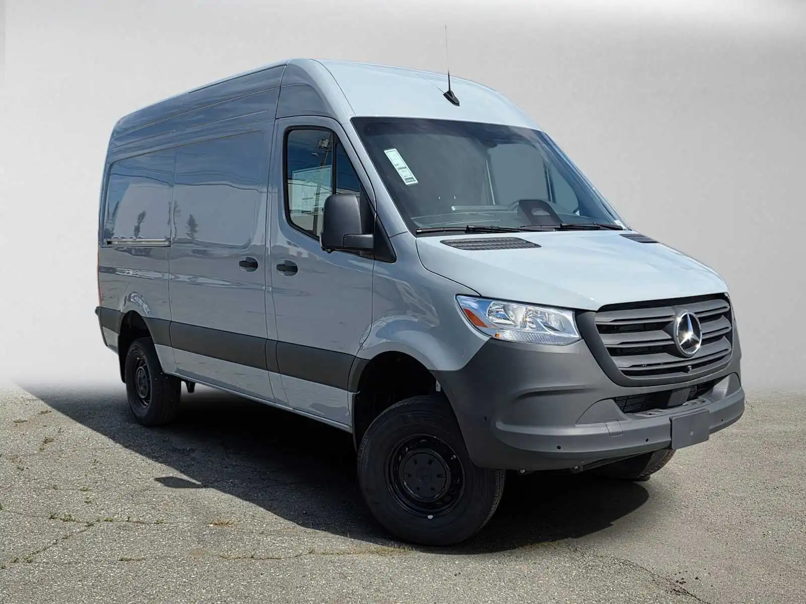 2025 Mercedes-Benz Sprinter 2500 144 WB HO Standard Roof 4x4's photo