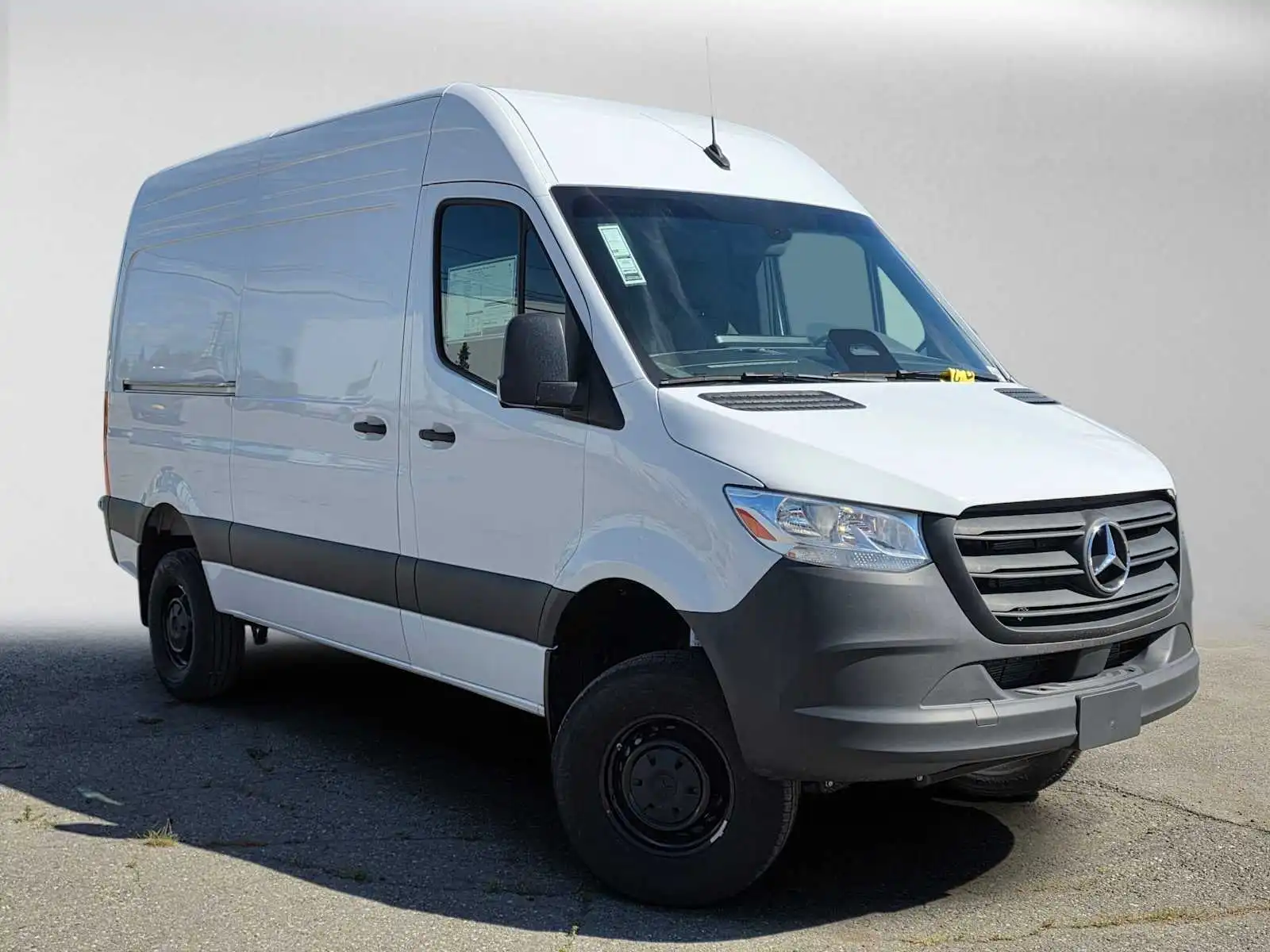 2025 Mercedes-Benz Sprinter 2500 144 WB HO Standard Roof 4x4's photo