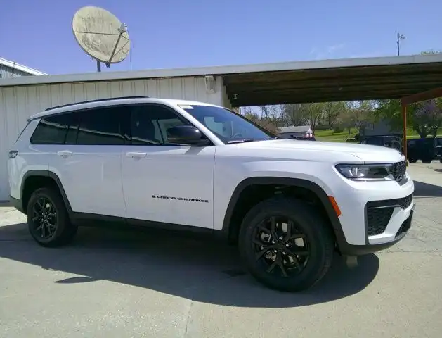 2026 Jeep Grand Cherokee L Laredo Altitude 4x4's photo