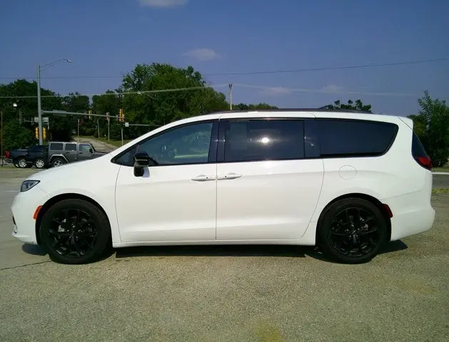 2025 Chrysler Pacifica Limited photo 4