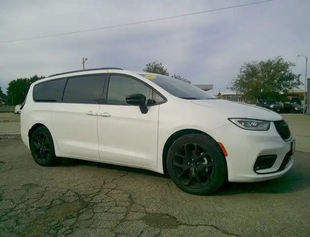 2025 Chrysler Pacifica Limited's photo