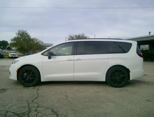 2025 Chrysler Pacifica Limited photo 3