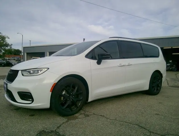 2025 Chrysler Pacifica Limited photo 4