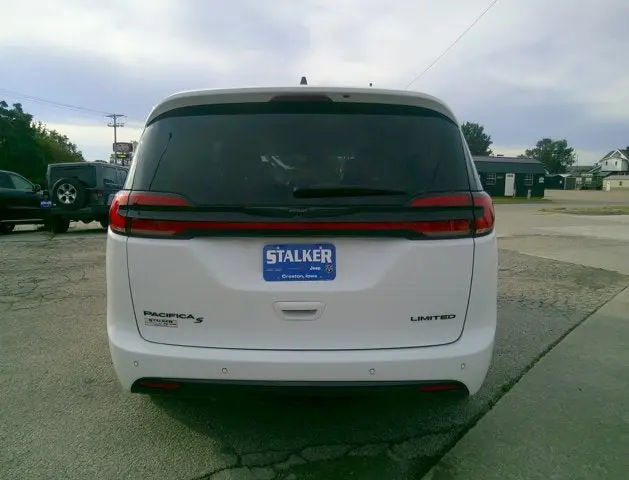 2025 Chrysler Pacifica Limited photo 5