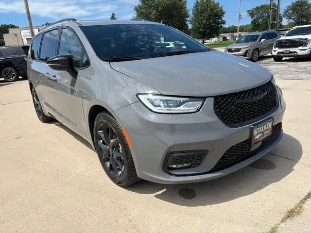 2025 Chrysler Pacifica Limited photo 1