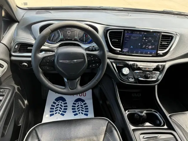 2025 Chrysler Pacifica Limited photo 3
