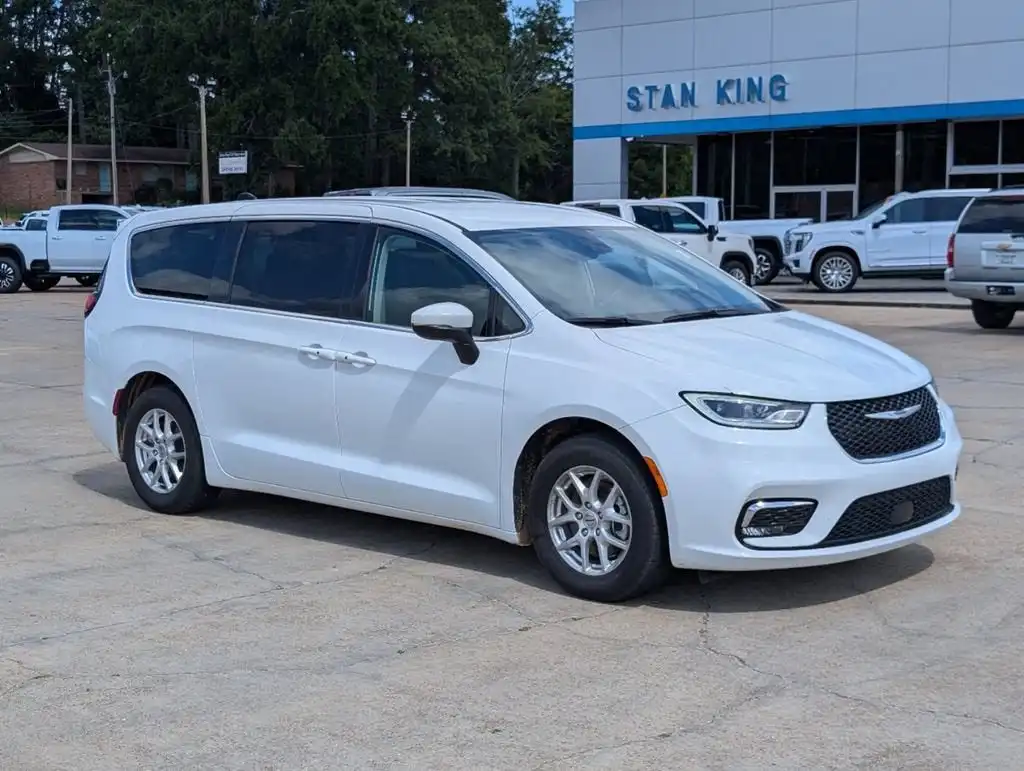 2023 Chrysler Pacifica Touring L's photo