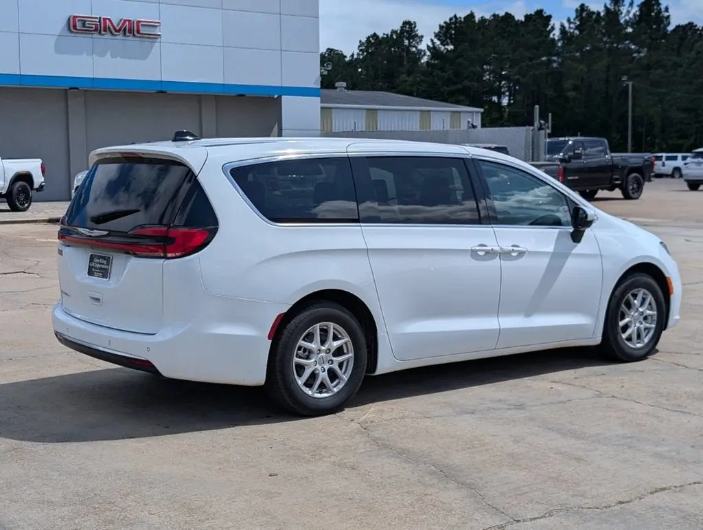2023 Chrysler Pacifica Touring L photo 3