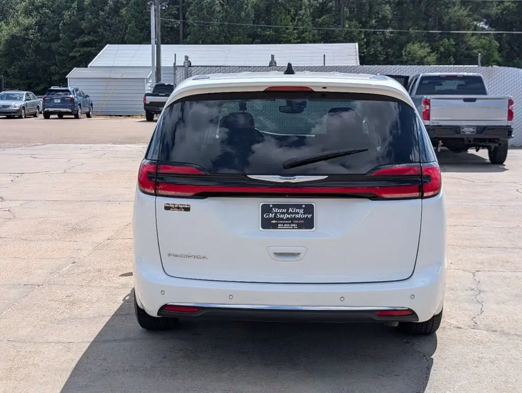 2023 Chrysler Pacifica Touring L photo 4
