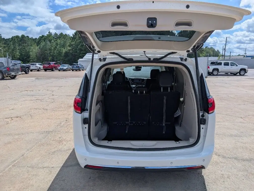 2023 Chrysler Pacifica Touring L photo 5