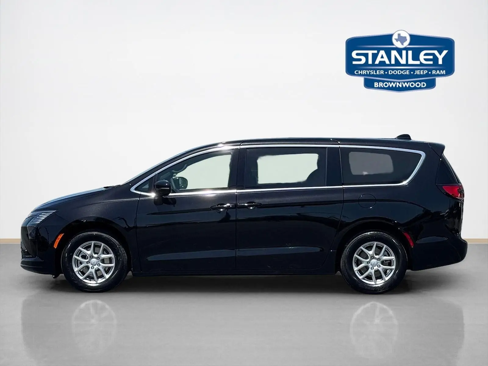 2027 Chrysler Pacifica Select photo 4