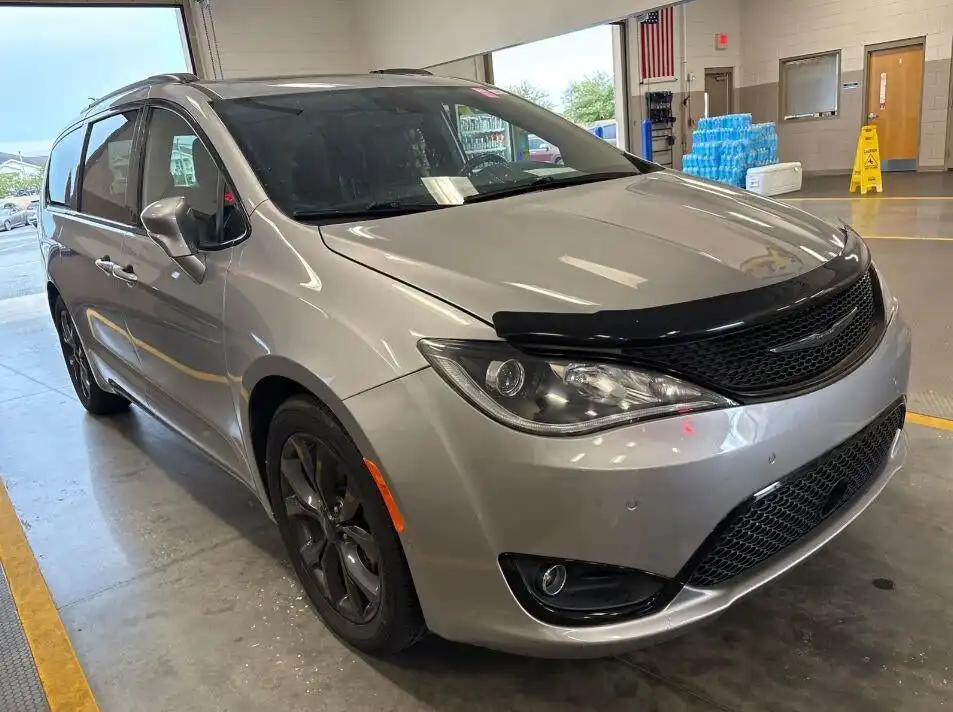 2019 Chrysler Pacifica Limited's photo