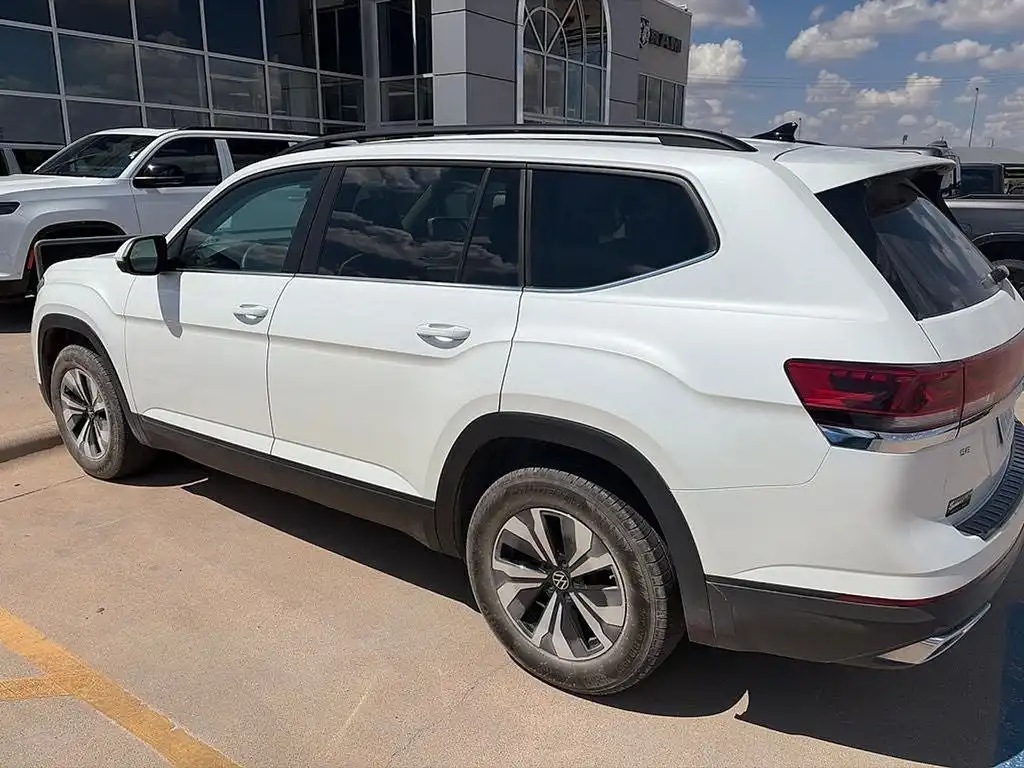 2026 Volkswagen Atlas 2.0T SE's photo
