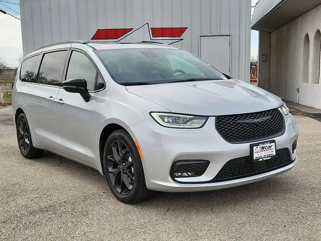 2026 Chrysler Pacifica Limited's photo