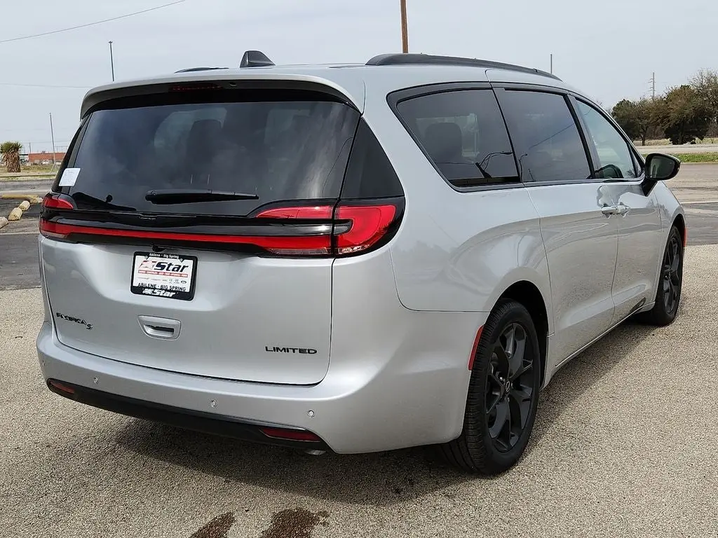 2026 Chrysler Pacifica Limited photo 3