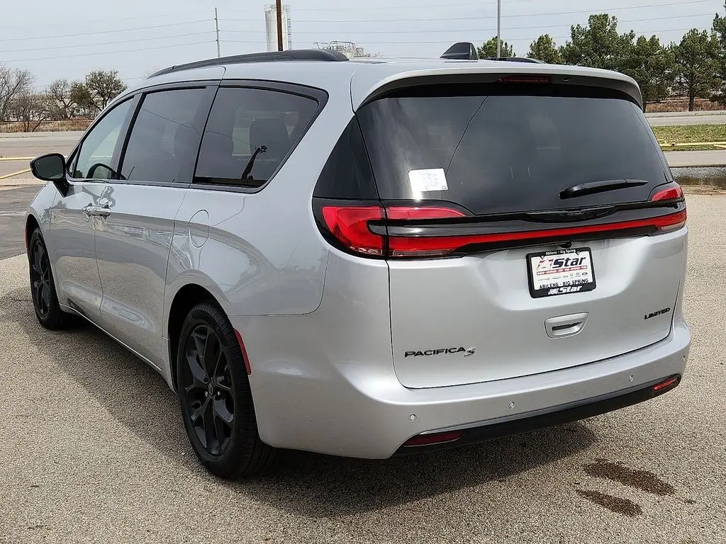 2026 Chrysler Pacifica Limited photo 4