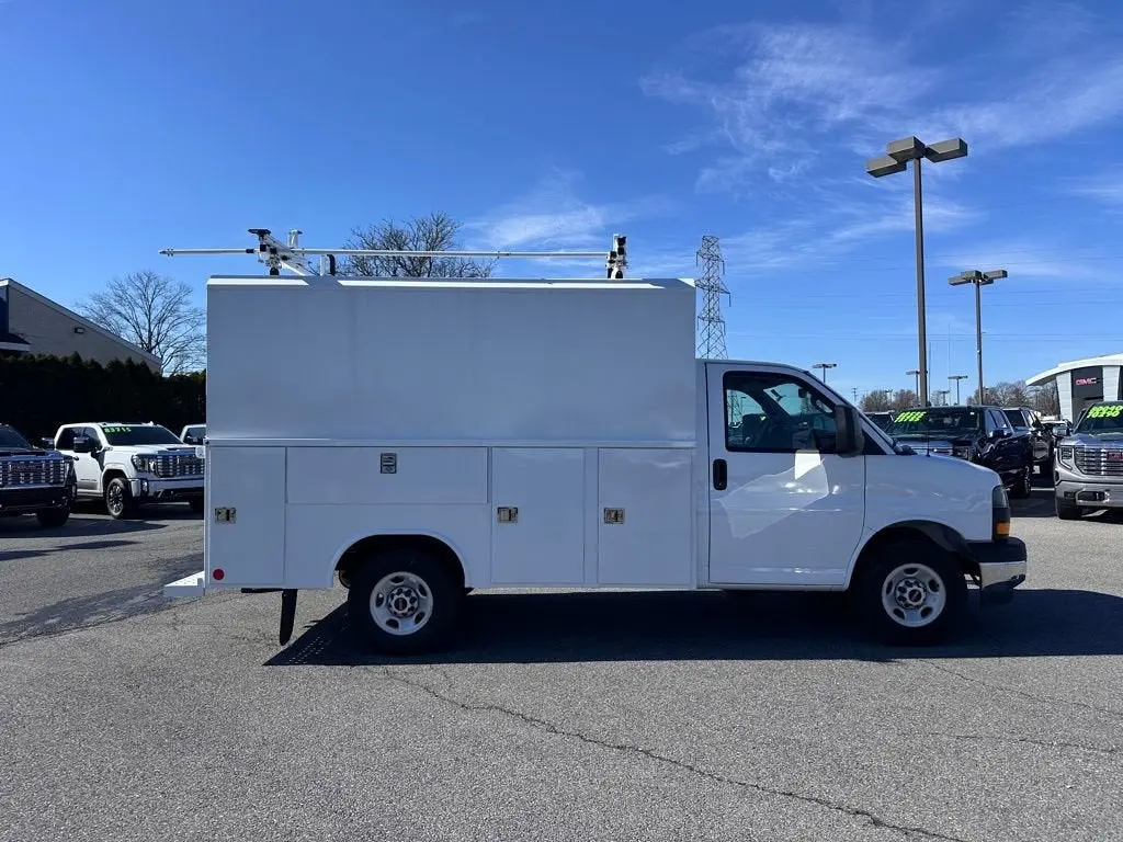2025 GMC Savana 3500 139 in WB photo 3