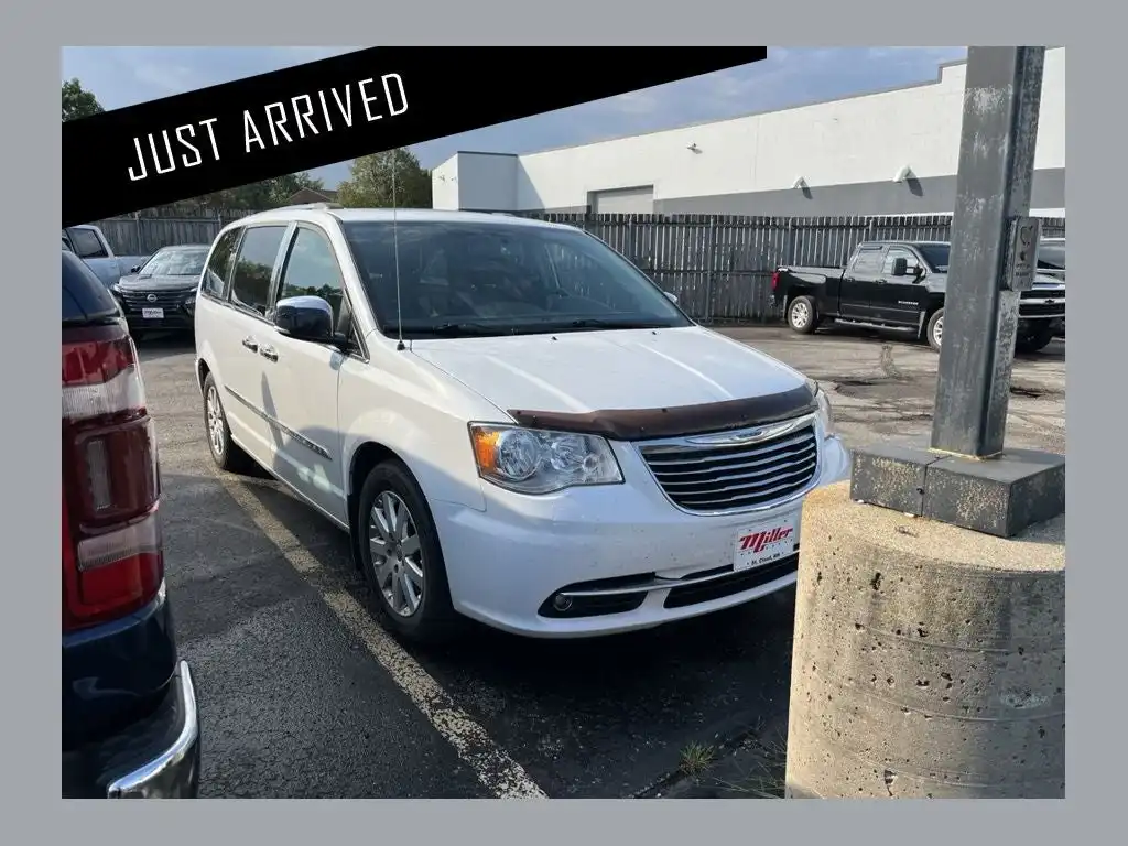 2016 Chrysler Town & Country Limited's photo