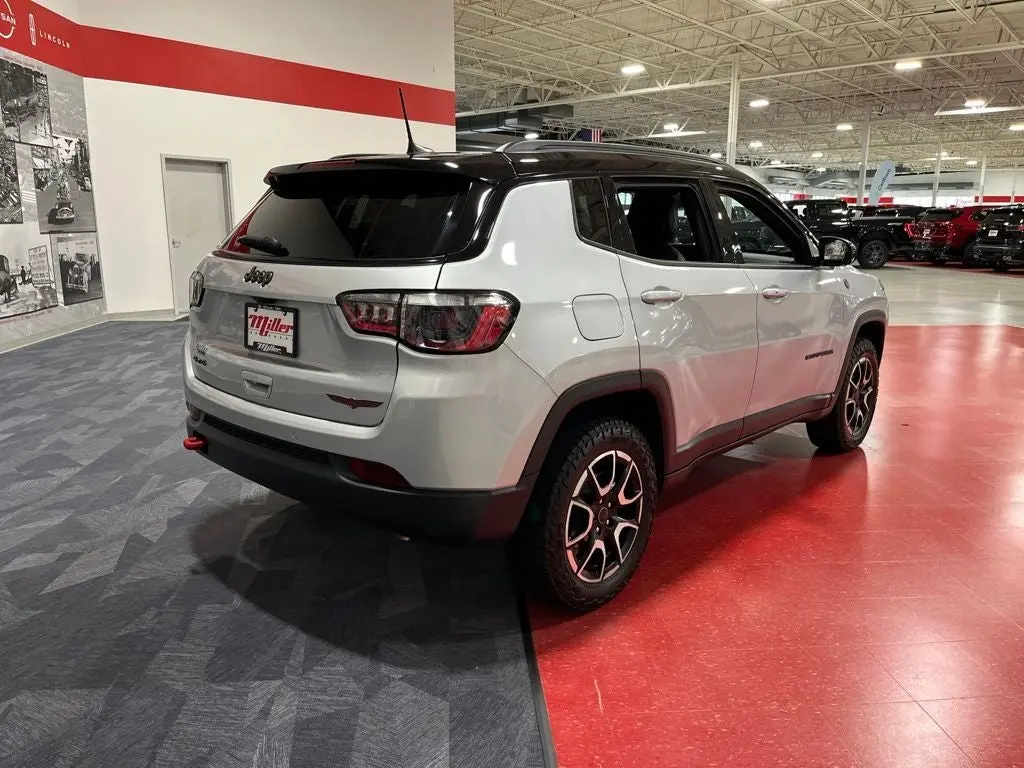 2025 Jeep Compass Trailhawk 4WD photo 3