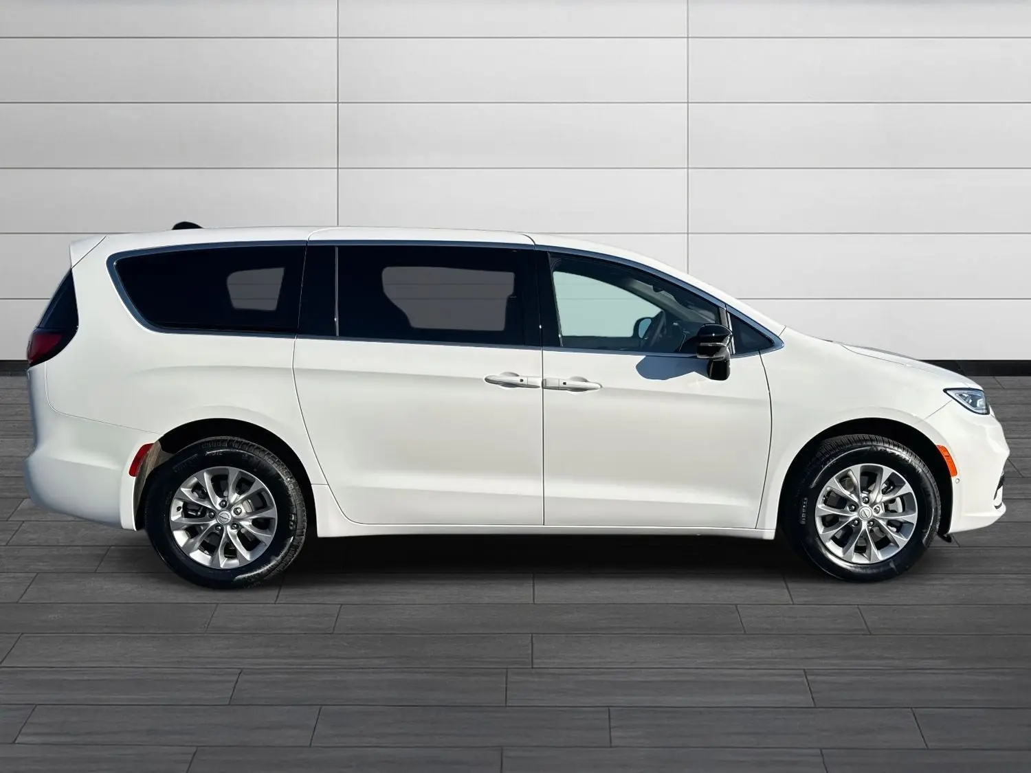 2026 Chrysler Pacifica Limited AWD photo 3