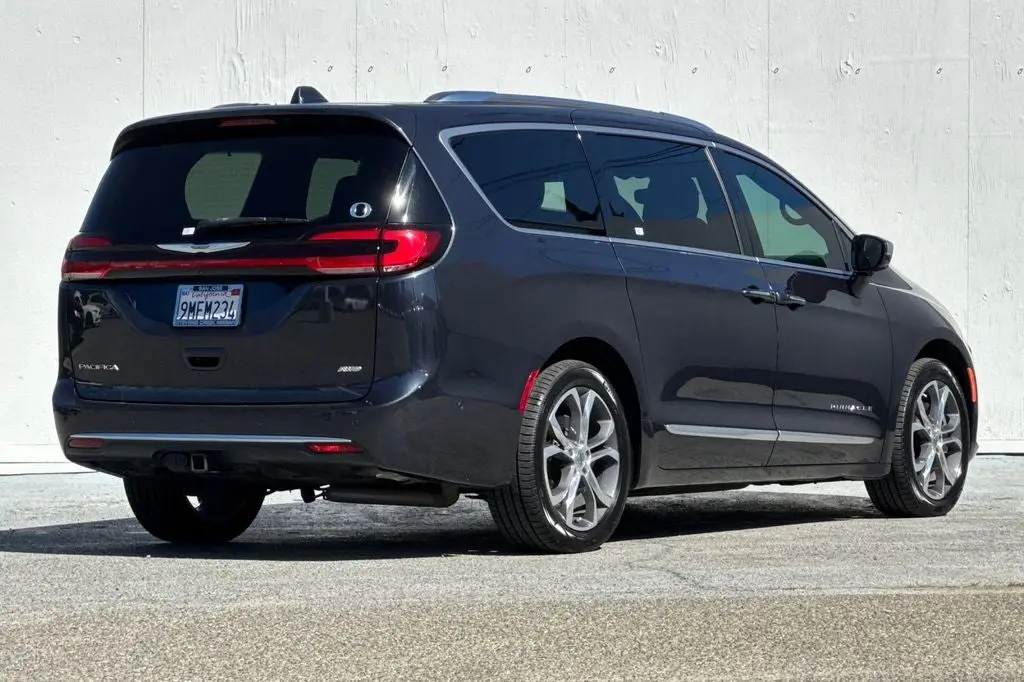 2021 Chrysler Pacifica Pinnacle photo 3