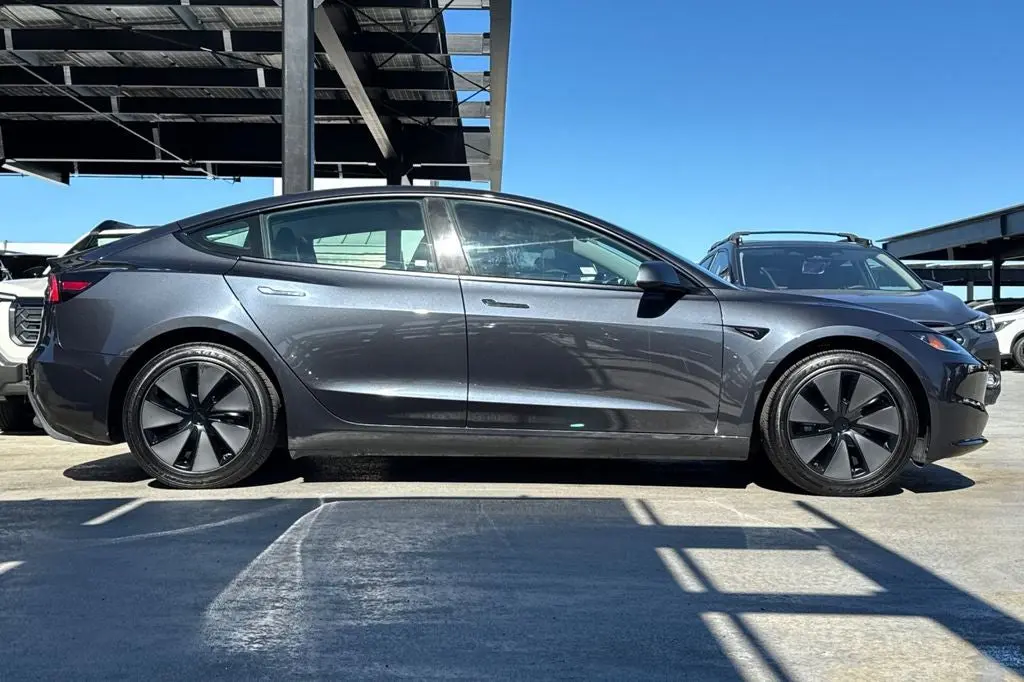 2025 Tesla Model 3 Long Range photo 3