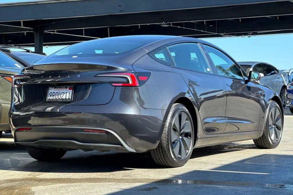 2025 Tesla Model 3 Long Range photo 4