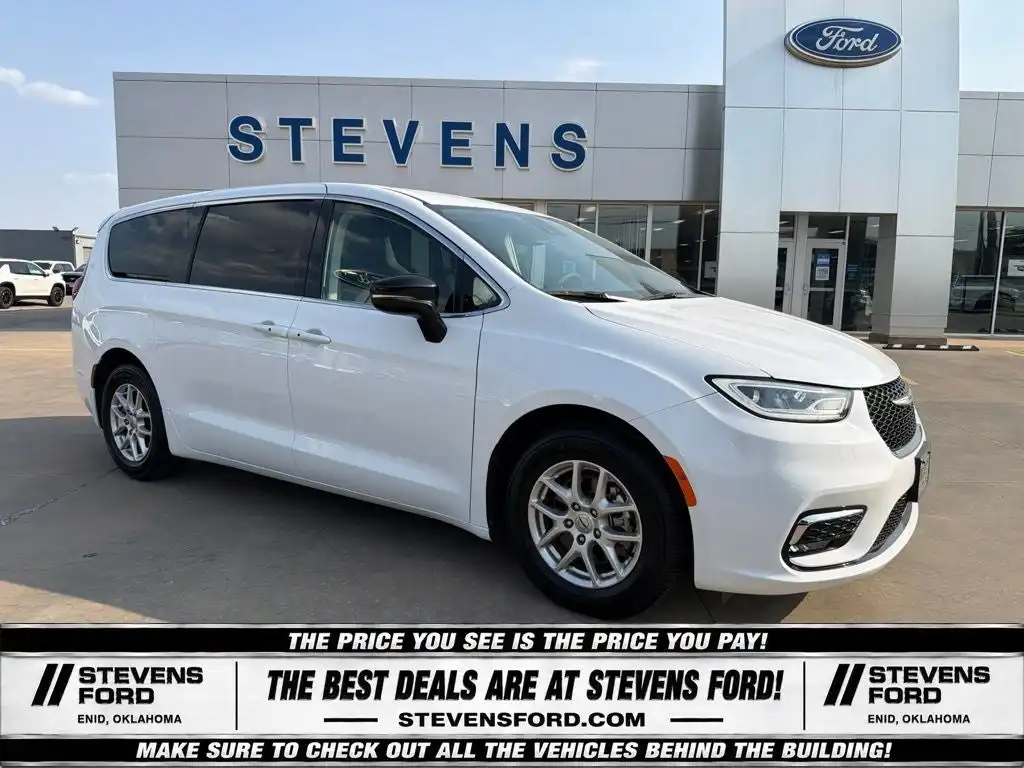 2024 Chrysler Pacifica Touring L's photo