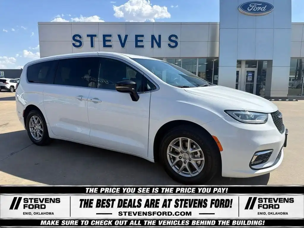 2025 Chrysler Pacifica Select's photo