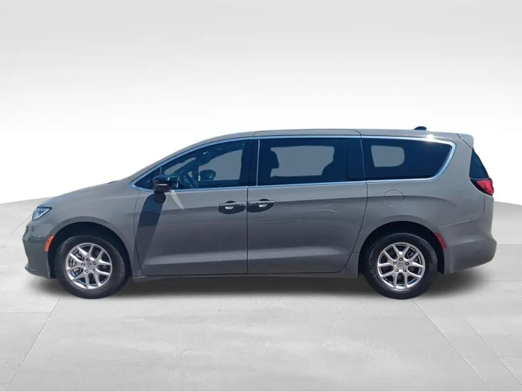 2025 Chrysler Pacifica Select photo 3